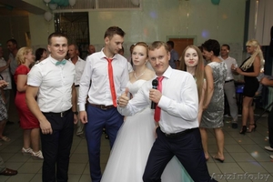 Ведущий и ди-джей на новогодний корпоратив бумажная вечеринка в подарок.